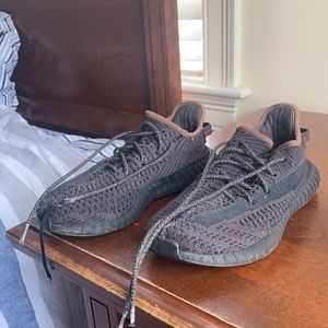 Used kid yeezys black no reflective